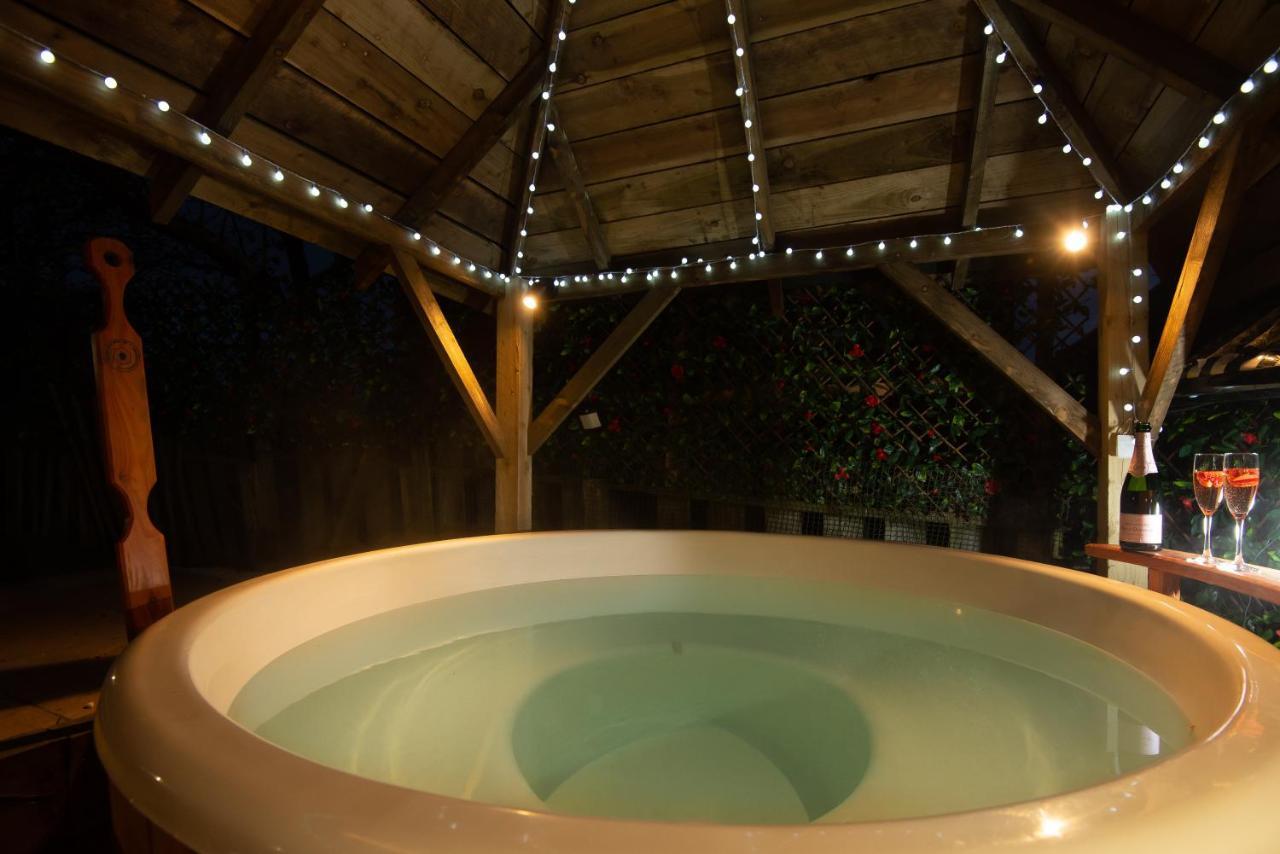 East Cottage * Wood Burning Hot Tub * Garden Сент-Андрус Экстерьер фото